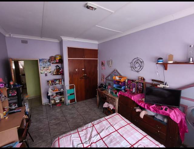 4 BEDROOM HOUSE FOR SALE IN OOS EINDE